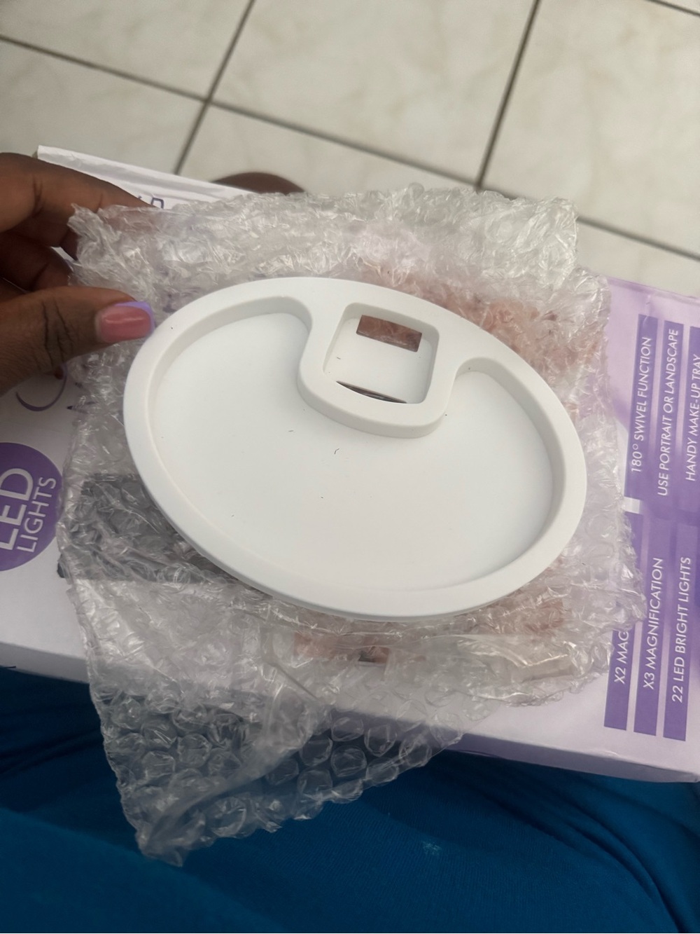 Magnifying LED Mirror - Picture 4 of 10